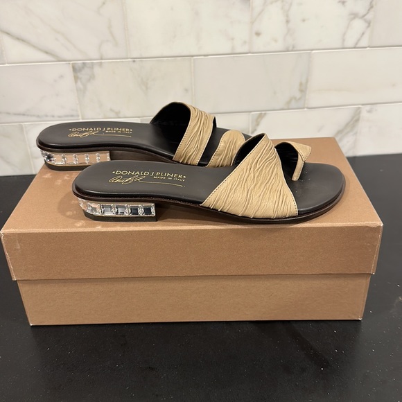 New-Donald Pliner sandals - Picture 5 of 8